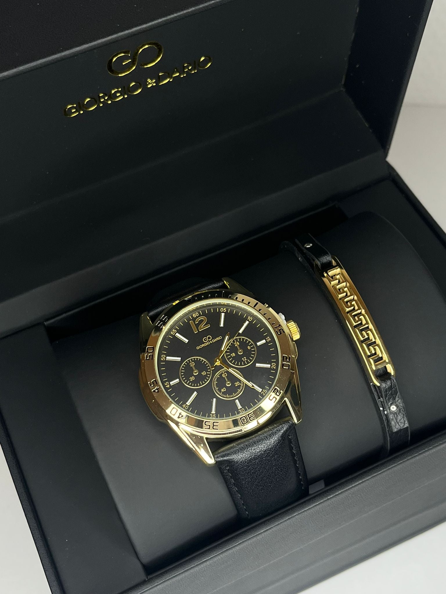Caja de reloj para hombre con cadena dorada