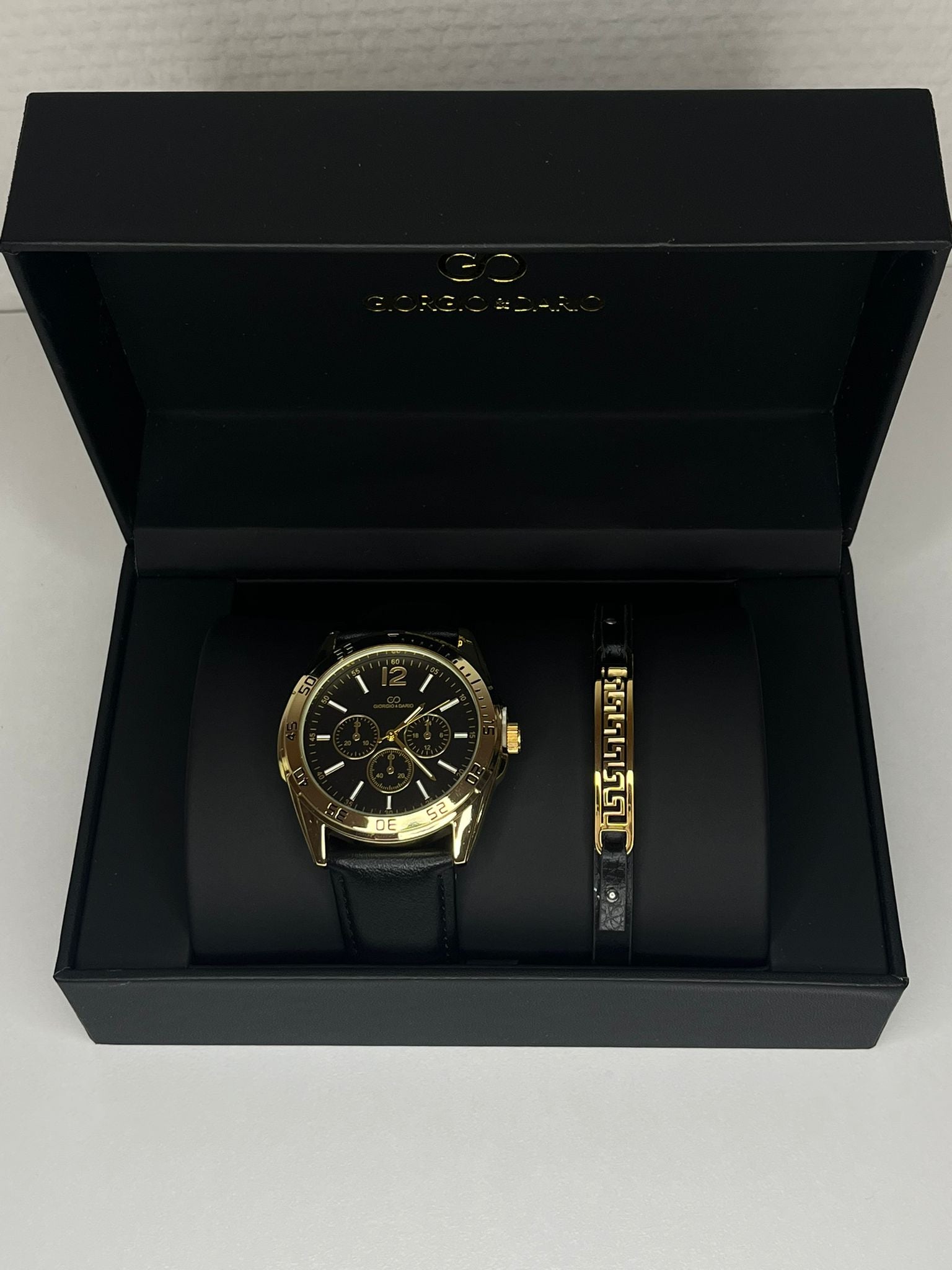 Caja de reloj para hombre con cadena dorada