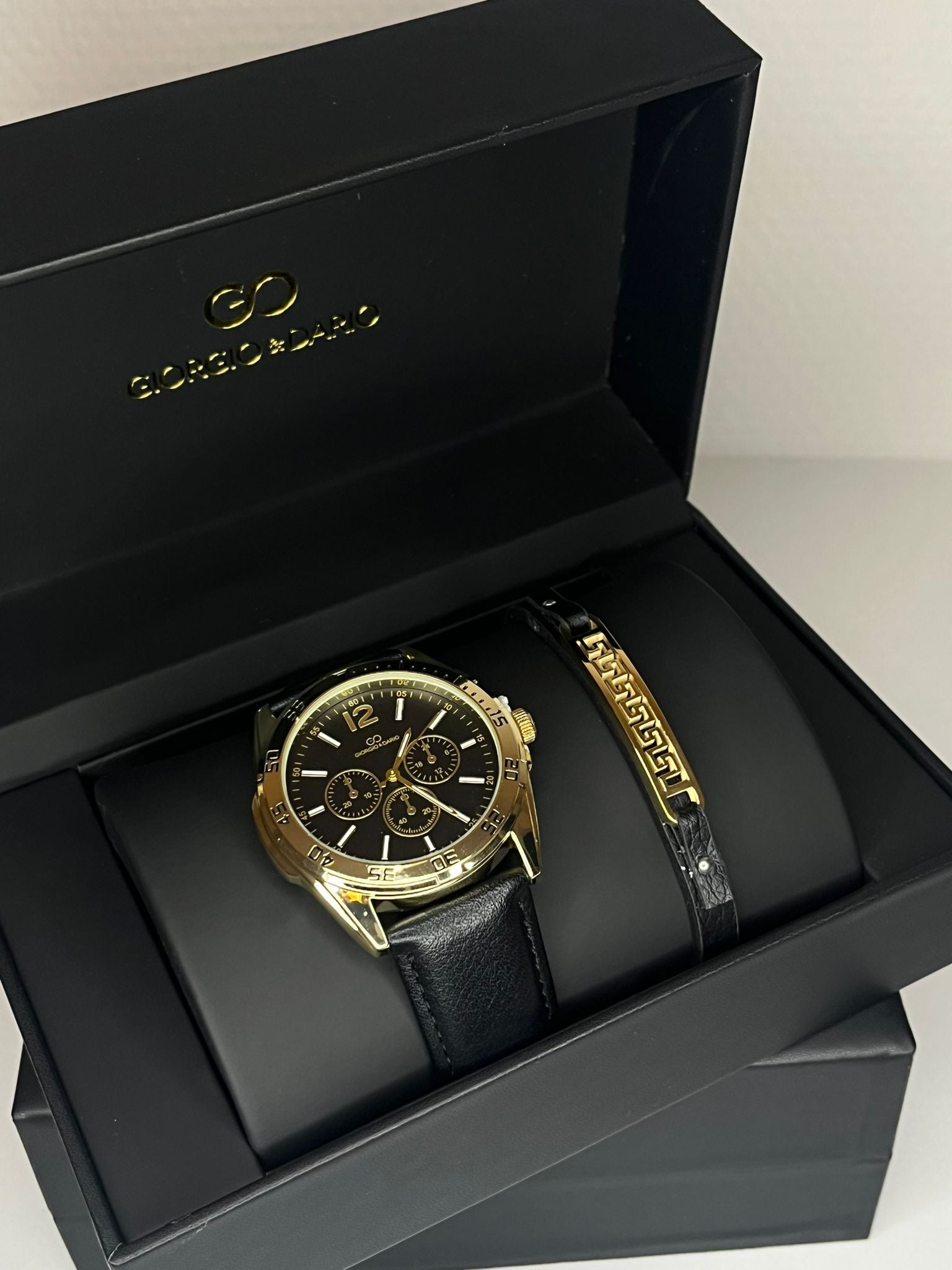 Caja de reloj para hombre con cadena dorada