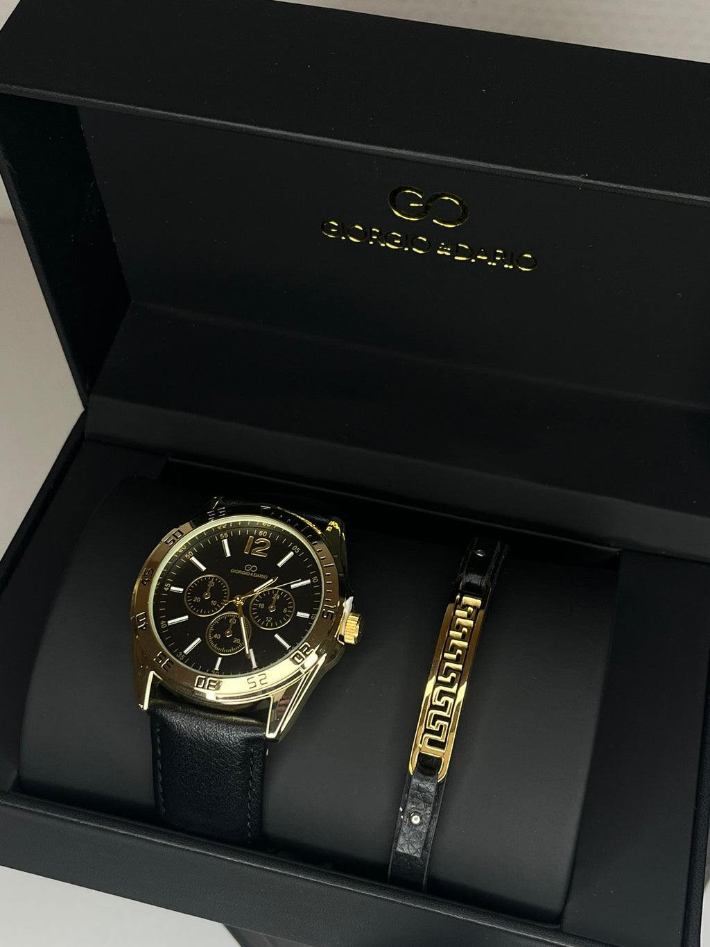 Caja de reloj para hombre con cadena dorada