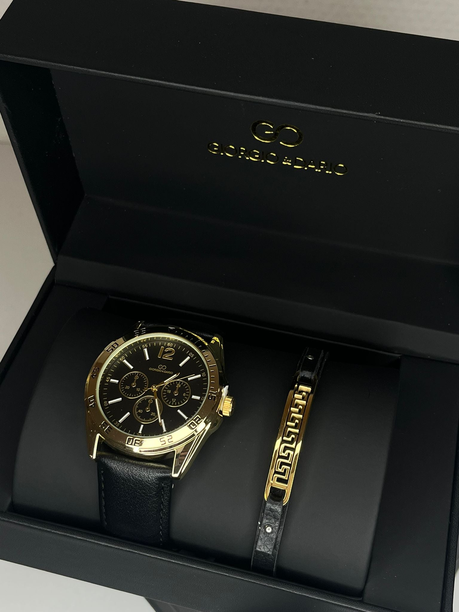 Caja de reloj para hombre con cadena dorada